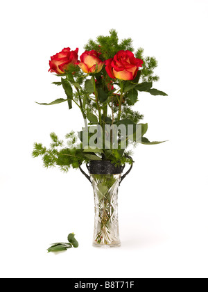 Bouquet de roses dans un vase en cristal. Banque D'Images