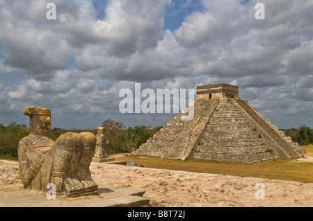 Chichen Itza El Castillo le château de pyramide Maya Temple statue guerriers Chac Mool maya Yucatan Mexique mx Banque D'Images