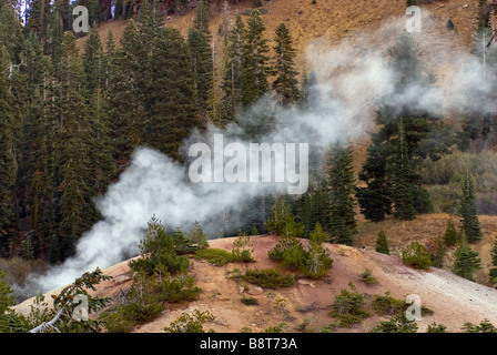 Les fumerolles de soufre dans les Cheminées à vapeur zone des ouvrages à Lassen Volcanic National Park California USA Banque D'Images