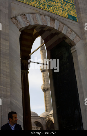 À l'entrée de la mosquée Bayezid II près de l'Université d'Istanbul. Banque D'Images