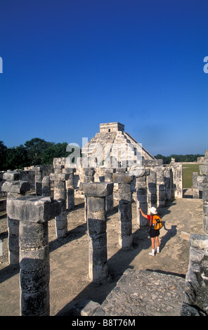 Chichen Itza ruines maya Groupe yucatanMexico aux Mille Colonnes touriste wearing red shirt seul château pyramide backgroun Banque D'Images