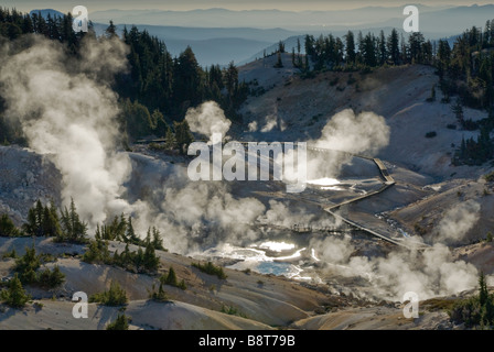 Grande piscine et chaudière fumerolles évents à vapeur à Bumpass Hell salon dans Lassen Volcanic National Park California USA Banque D'Images