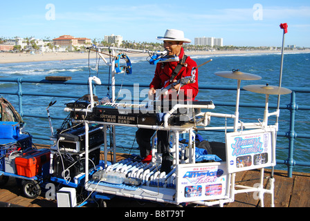 One Man Band artiste du spectacle, la jetée de Santa Monica, Santa Monica, Los Angeles, Californie, États-Unis d'Amérique Banque D'Images