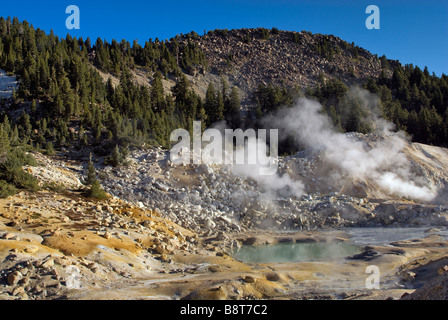 Grande piscine et chaudière fumerolles évents à vapeur à Bumpass Hell salon dans Lassen Volcanic National Park California USA Banque D'Images