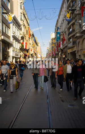 Jeune foule sur l'avenue Istaklal près de la place Taksim, Beyoglu, Istanbul, Turquie. Banque D'Images