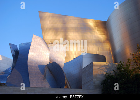 Walt Disney Concert Hall, au crépuscule, S.Grand Avenue, Downtown, Los Angeles, Californie, États-Unis d'Amérique Banque D'Images