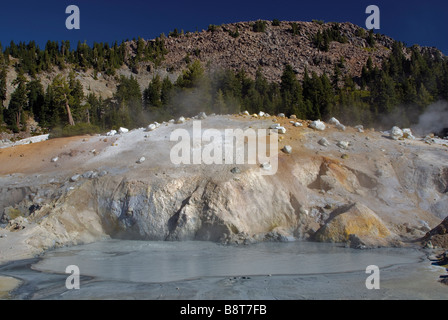 Grande piscine Chaudière à Bumpass Hell salon dans Lassen Volcanic National Park California USA Banque D'Images