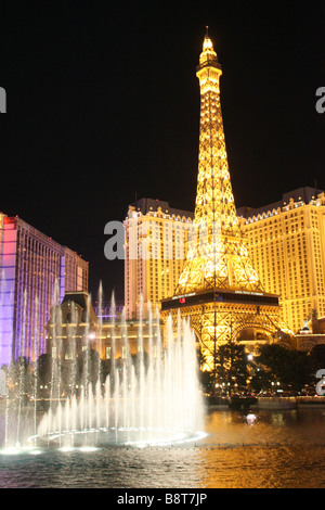 Avis à l'ensemble des fontaines du Bellagio, à la réplique de la Tour Eiffel à Paris Las Vegas Banque D'Images