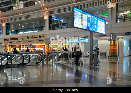 Aéroport international de passagers de Dubaï moderne intérieur salon départ bâtiment escaliers mécaniques Et panneau de boutique hors taxes des Émirats arabes Unis du milieu des Émirats arabes Unis Est Banque D'Images