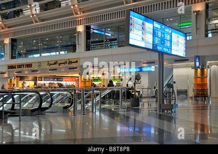 Aéroport international de passagers de Dubaï départs intérieurs modernes salon bâtiment porte Panneaux et panneau de boutique hors taxes des Émirats arabes Unis Moyen-Orient Banque D'Images