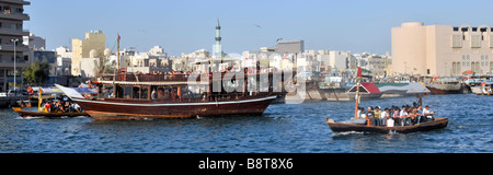 Dubai Creek Abras-taxis et excursion en bateau à passagers Dhow Banque D'Images