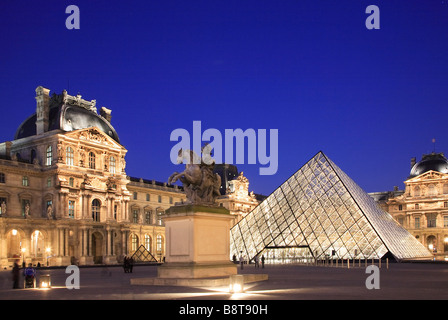 Musée du Louvre à Paris de nuit Banque D'Images