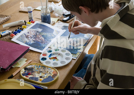 Un adolescent se concentre sur son projet d'art de GCSE, Surrey, Angleterre. Banque D'Images