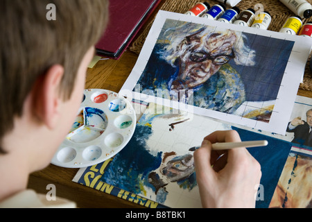 Un adolescent se concentre sur son projet d'art de GCSE, Surrey, Angleterre. Banque D'Images