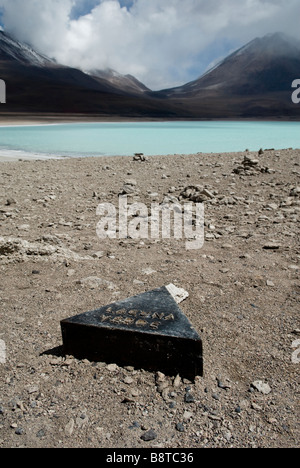 Laguna Verde entouré de montagnes avec un signe en premier plan Banque D'Images