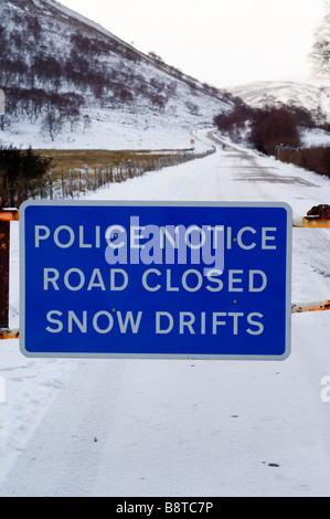 Portes de la neige sur la route A93 fermée à Braemar, jusqu'au sud, à la recherche de Cairngorms Clunie Glen. Banque D'Images