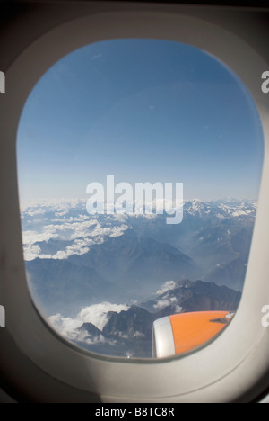 Sur les montagnes depuis la fenêtre de l'avion Banque D'Images