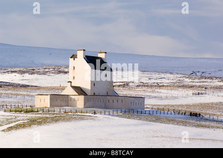 Corgarff Castle, sur une lande de neige au-dessus de Strathdon, Aberdeenshire, les Highlands écossais. Banque D'Images