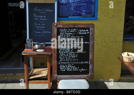 Nice, France, French Cafe Bistro Restaurant, terrasse sur le trottoir dans la région du Port, Bistrot du Port, menu manuscrit détaillé Banque D'Images