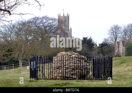 Vestiges de château de Fotheringhay avec Sainte Marie et l'église All Saints derrière, Northamptonshire, England, UK Banque D'Images