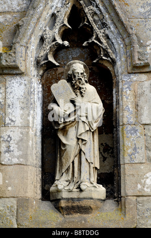 Statue de Moïse sur le front de l'ouest de l'église Sainte Marie la Vierge, Titchmarsh, Northamptonshire, England, UK Banque D'Images