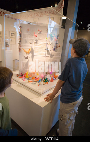 Les enfants à la paix à l'exposition au Musée des ballons, Albuquerque, Nouveau Mexique, champ de lecture au sujet de la statue de la paix Banque D'Images