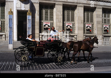 Visite de touristes Vienne dans un fiacre ou Horse & Carriage en dehors de Künstforum Art Gallery & Museum, Vienne, Autriche Banque D'Images