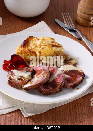 Croupe d'agneau avec pommes de terre dauphinoise Banque D'Images