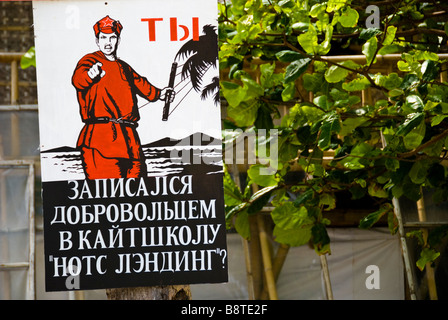 Affiche de propagande soviétique de spoof, publicité Cours de kitesurf en russe sur Bulabog Beach, Boracay, Philippines Banque D'Images