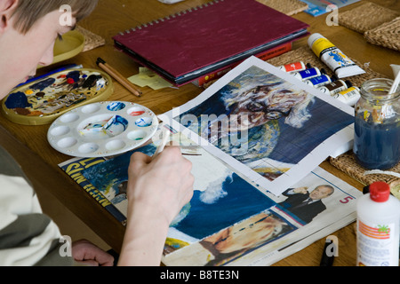 Un adolescent se concentre sur son projet d'art de GCSE, Surrey, Angleterre. Banque D'Images