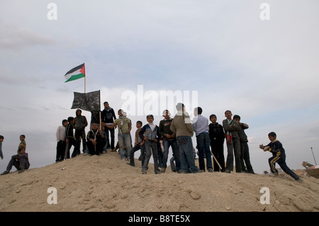 De jeunes Bédouins israéliens prennent part à des manifestations contre l'opération militaire israélienne dans la bande de Gaza, dans le village d'AR'arat an-Naqab, dans le désert du Néguev en Israël Banque D'Images