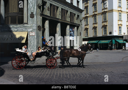 Les touristes visitant Vienne par Fiacre ou Horse & Carriage, en face d'Adolf Loos Haus ou House (1910), Vienne, Autriche Banque D'Images