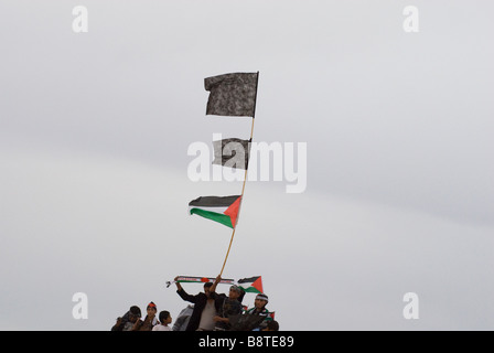 De jeunes Bédouins israéliens prennent part à des manifestations contre l'opération militaire israélienne dans la bande de Gaza, dans le village d'AR'arat an-Naqab, dans le désert du Néguev en Israël Banque D'Images