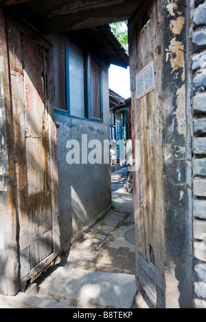 Entrée d'une maison traditionnelle dans le Hutong alley dans un vieux quartier préservé autour du lac Houhai, à Beijing, en Chine. Banque D'Images