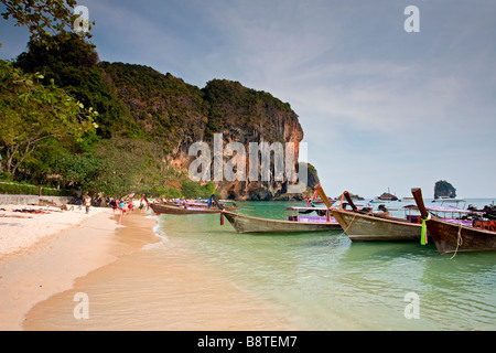 Phra Nang Beach : Long-Tail Bateaux et falaises calcaires Banque D'Images