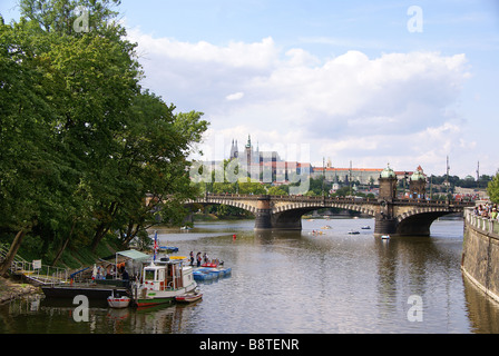 Vue sur le château de Prague à partir de la Vltava Banque D'Images