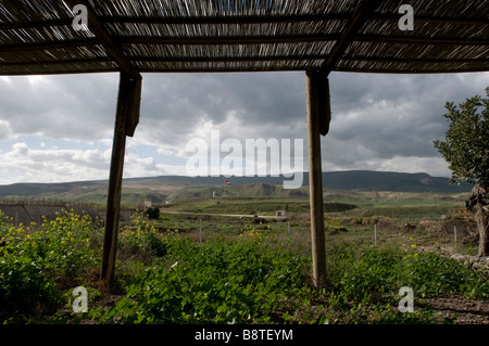 Vue depuis le point d'observation vers « l'île de la paix » ou Al-Baqoura bordant le Jourdain entre Israël et la Jordanie dans la vallée du Jourdain Banque D'Images