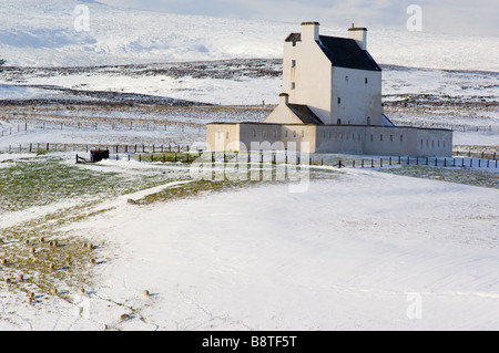 Corgarff Castle, sur une lande de neige au-dessus de Strathdon, Aberdeenshire, les Highlands écossais. Banque D'Images