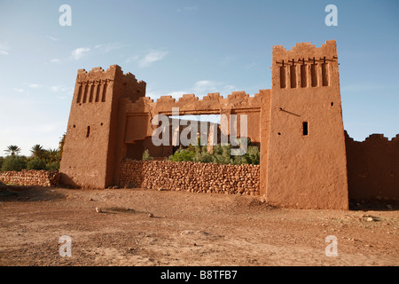 Aït Benhaddou, une ville fortifiée ou ksar, situé dans la région de Souss-Massa-Draâ sur une colline le long de la rivière de Ouarzazate (Maroc). Banque D'Images