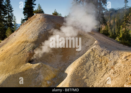 Les fumerolles de soufre dans les Cheminées à vapeur zone des ouvrages à Lassen Volcanic National Park California USA Banque D'Images