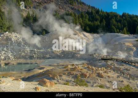 Grande piscine et chaudière fumerolles évents à vapeur à Bumpass Hell salon dans Lassen Volcanic National Park California USA Banque D'Images