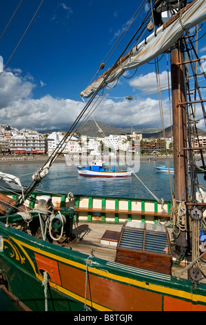 Le "Jolly roger" tour Parti pirate bateau dans le port de Los Cristianos Tenerife Espagne Banque D'Images