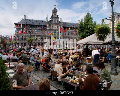 Les touristes manger dehors sur le Grote Markt place principale dans le centre-ville historique d'Anvers, Belgique Banque D'Images