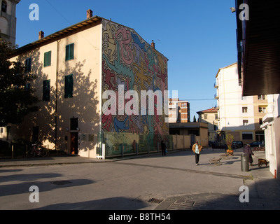Grande murale colorée par le célèbre artiste de graffiti américain Keith Haring sur le côté d'un immeuble à Pise Toscane Italie Banque D'Images