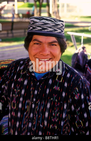 1, 1, man, hispanique, homme, homme adulte, le contact oculaire, vue de face, portrait, portrait, Festival de Cinco de Mayo, San Francisco Californie Banque D'Images