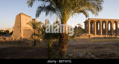 Panorama du temple de Louxor La ville de Louxor en Égypte, prises à partir de la Corniche Banque D'Images