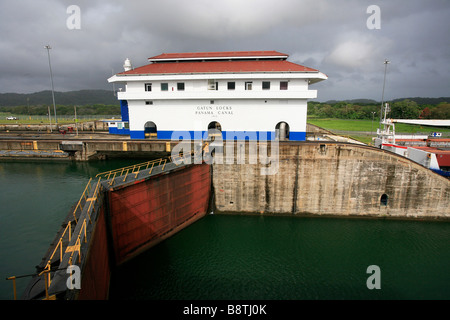 Les écluses du Canal de Panama (en espagnol : Esclusas del Canal de Panamá) sont un système de verrouillage qui lève un navire jusqu'à 85 pieds (26 m.) de l'élévation principale. Galun. Banque D'Images