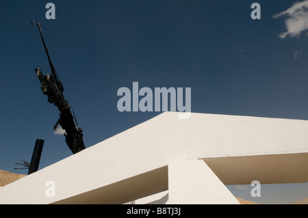 Vue sur le "Monument aux Morts" par Igael Tumarkin (1972), commémorant les soldats israéliens tués dans des combats dans la vallée du Jourdain, Israël Banque D'Images