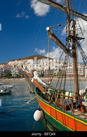 Le "Jolly roger" tour Parti pirate bateau dans le port de Los Cristianos Tenerife Espagne Banque D'Images