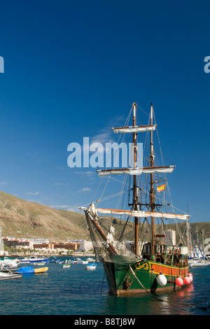 Le 'Jolly Roger' Pirate party tour touristique bateau de vacances battant le drapeau espagnol dans le port de Los Cristianos Tenerife Iles Canaries Espagne Banque D'Images